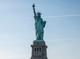 Obraz premium Statue of Liberty view in daylight with clear sky