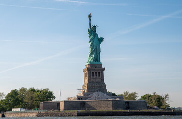 Fototapeta premium Statue of Liberty view from the sea with clear sky