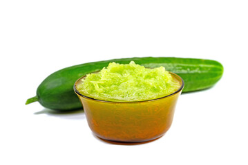 Gurke und Gurkensalat vor weißem Hintergrund