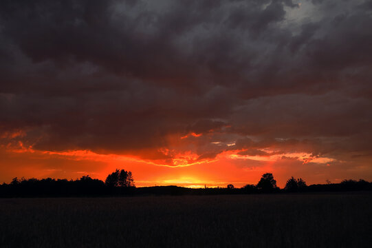 Coucher de soleil avant l'orage &agrave; Waltzing pr&egrave;s d'Arlon, en Belgique.