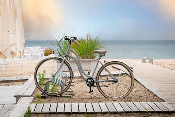 Fototapeta premium Summer bike ride along the beach 