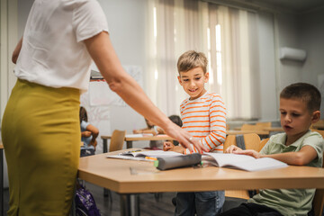Obraz premium young caucasian boy stand and answer question of teacher