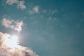 Blauer Himmel und Sonne mit wenig Wolken