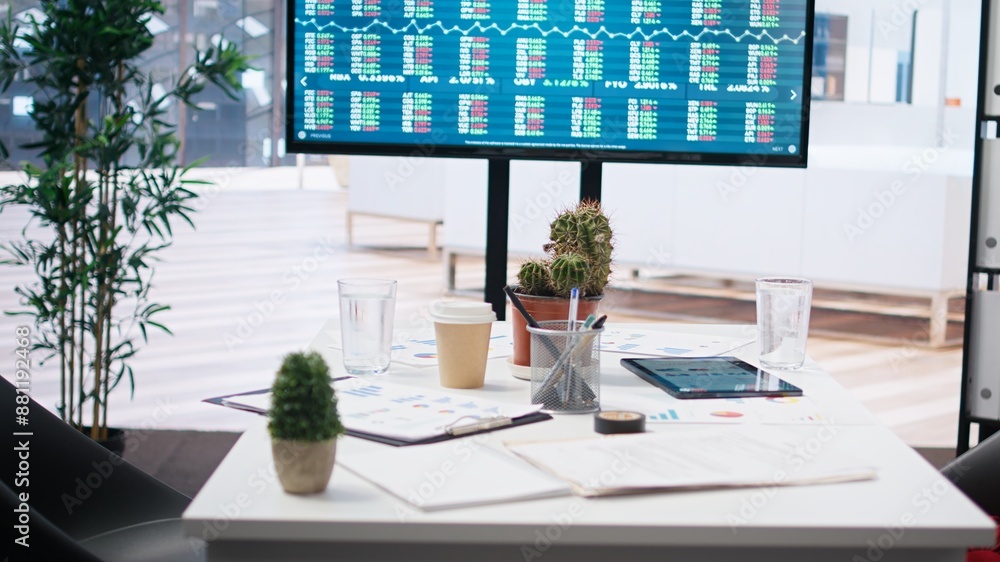Aufkleber stock exchange indices on screen in empty financial department office used for forecasting and analy