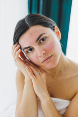 Naklejka premium Close-up of a woman's face with redness. Mask on the face of your client in the beauty salon. Problematic skin. Facial skin care.