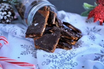 Christmas toffee in a jar on a Christmas towel