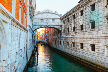Obraz premium Bridge of Sighs in Venice, 17th century architecture. Scenic canal with a charming bridge crossing over the water