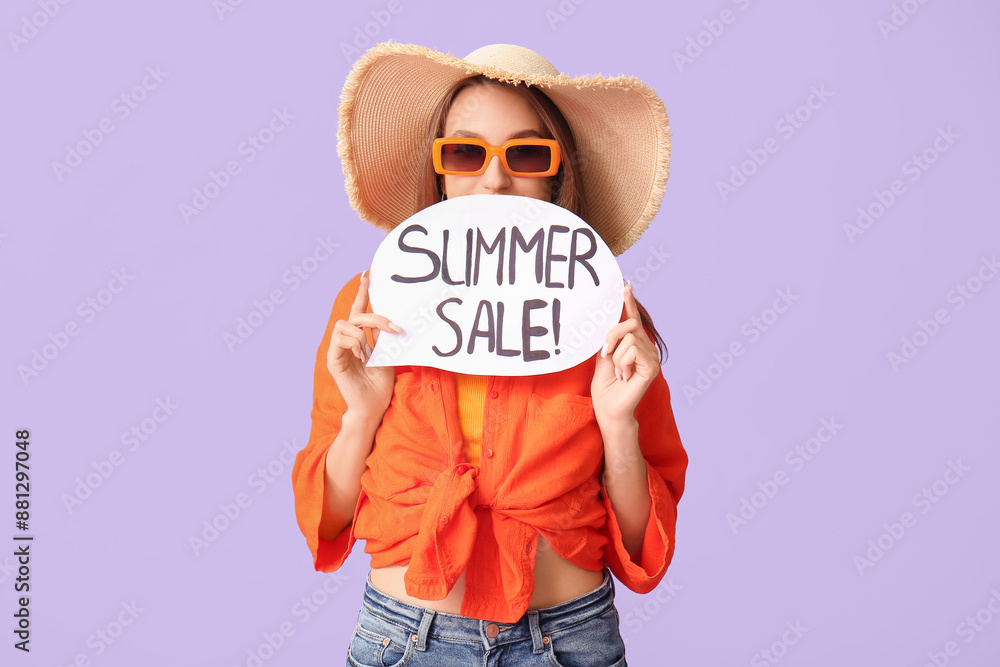 Poster Beautiful young woman holding paper with text SUMMER SALE on lilac background