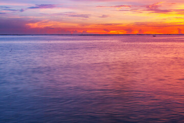 Obraz premium A beautiful sunset and sea in the twilight