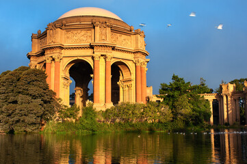 The iconic rotunda of the Palace of Fine Arts at sunrise.