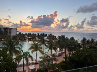 Obraz premium Sunset over beach and pool