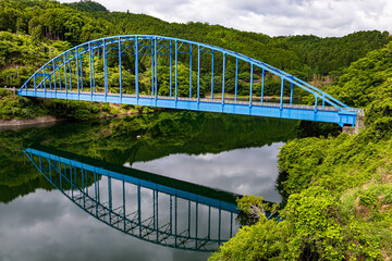 山にかかる青い橋（拡大）