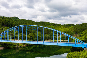 緑の山にかかる橋