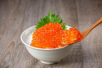 ご飯にイクラをたっぷりのせて食べる