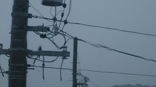 雨粒の流れ落ちるガラス窓