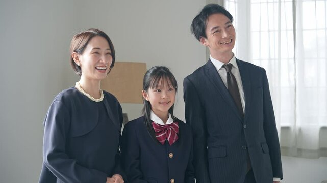 フォーマルな服装の親子