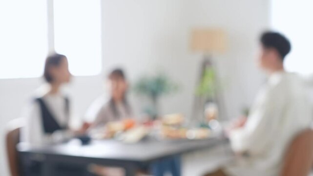 ダイニングで食事する親子　ぼかしイメージ