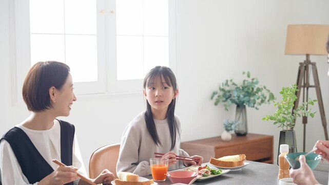 ダイニングで食事する親子