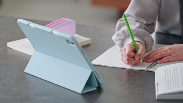 タブレットを見ながら勉強する女の子