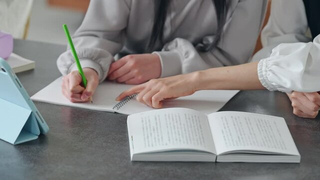勉強を教わる女の子