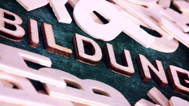 Hintergrund aus verschiedenen Buchstaben und das Wort Bildung