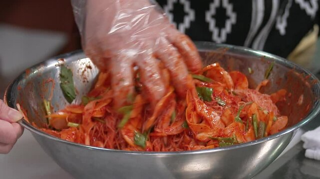 빨갛고 매콤한 소스와 비벼지는 신선한 참외 비빔국수