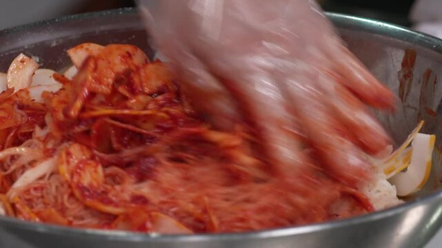 빨갛고 매콤한 소스와 비벼지는 신선한 참외 비빔국수