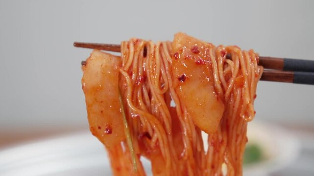 빨갛고 매콤한 참외 비빔면 한 젓가락