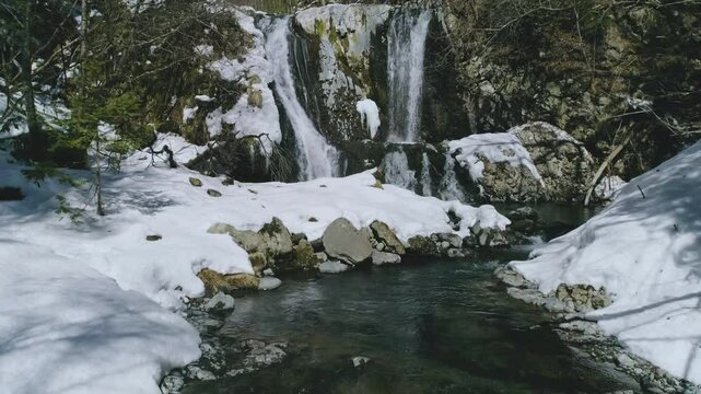 雪解け水の流れる美しい滝-日本-こもれびの滝-3