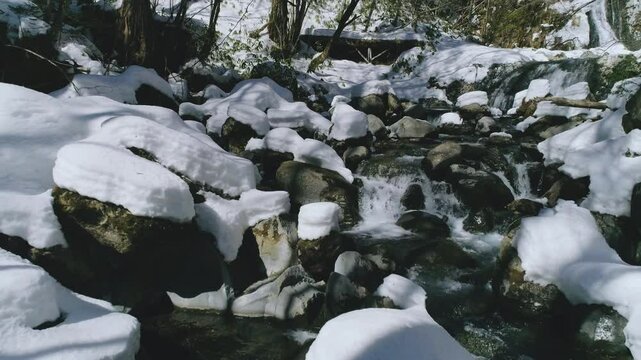 雪解け水の流れる美しい滝-日本-こもれびの滝-2