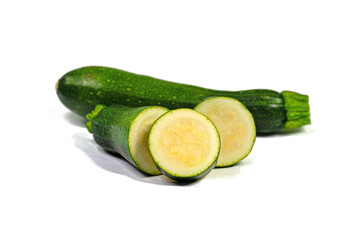 Zucchinis vor weißem Hintergrund