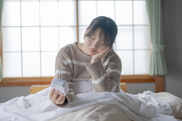 時計を見る若い女性