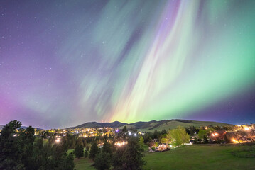 Obraz premium Auroras Dancing Over Community