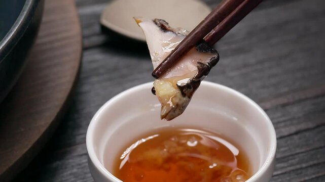 기름장에 찍어 먹는 소라 한 입