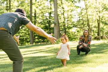 Obraz premium Toddler with parents, mom and dad in nature