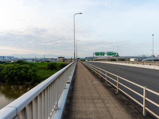 Fototapeta premium 大和川を渡る橋の風景