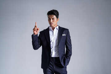 スーツを着たアジア男性のスタイリッシュなビジネスポートレート