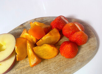 りんご、かき、イチゴの盛り合わせ