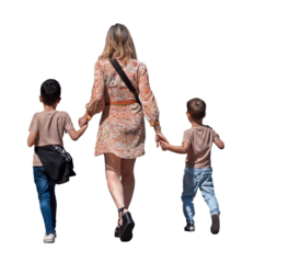 Une femme vue de dos marchant main dans la main avec deux jeunes garçons, tous trois en tenue estivale, scène de sortie familiale en plein jour