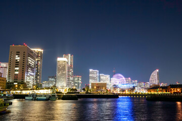Fototapeta premium 大さん橋から見る横浜みなとみらいの夜景。神奈川県横浜市 - 2021年3月26日横浜市中区にある大さん橋は大型豪華客船も接岸する、公共の大きな埠頭である。 市民に広く公開されていて、24時間無料で入ることができる。 撮影も自由である。 