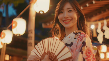 夏祭りでうちわを持つ女性