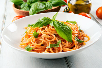 Piatto di spaghetti al pomodoro, basilico e olio di oliva, pasta italiana simbolo della dieta mediterranea, gastronomia europea 