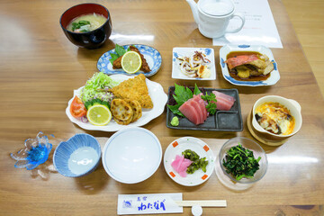 式根島の民宿の海鮮山盛りの美味しい晩ごはん。

東京都伊豆諸島式根島 - 2021年3月27日。
