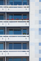 Monotones weiss-blaues Wohngebäude mit Balkonen, Bremerhaven, Deutschland