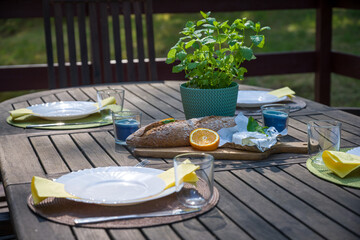 Letni posiłek na świeżym powietrzu © Robert