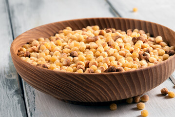 Fregula, tipica pasta della cucina sarda con semola di grano duro, cibo italiano, gastronomia mediterranea 