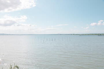 青空と大きな湖