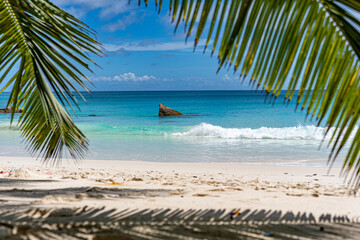 Plages paradisiaques des Seychelles avec une eau claire, transparente et ces rochers de granites