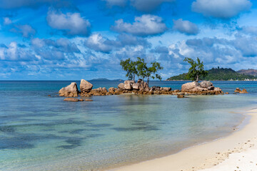 Plages paradisiaques des Seychelles avec une eau claire, transparente et ces rochers de granites