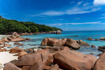 Plages paradisiaques des Seychelles avec une eau claire, transparente et ces rochers de granites